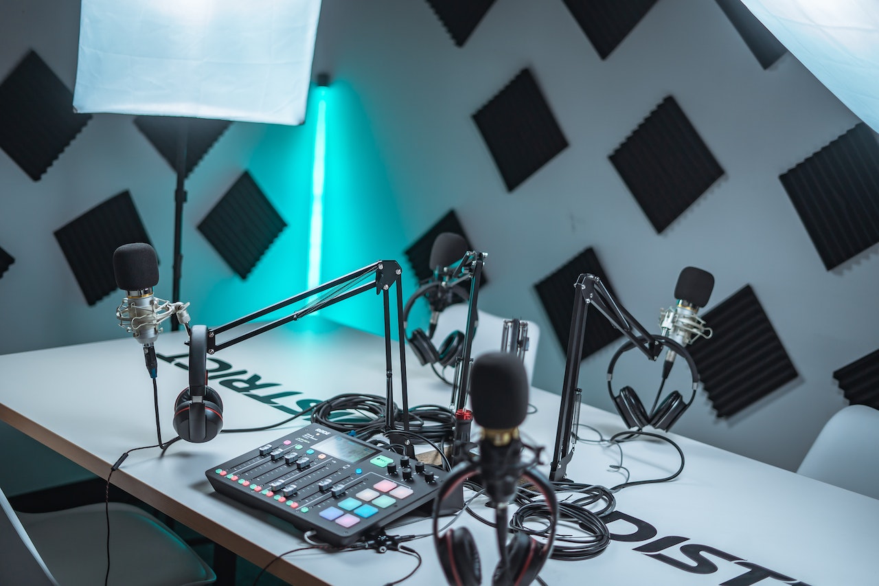 Podcasting and Education: Empowering Minds through Audio Learning